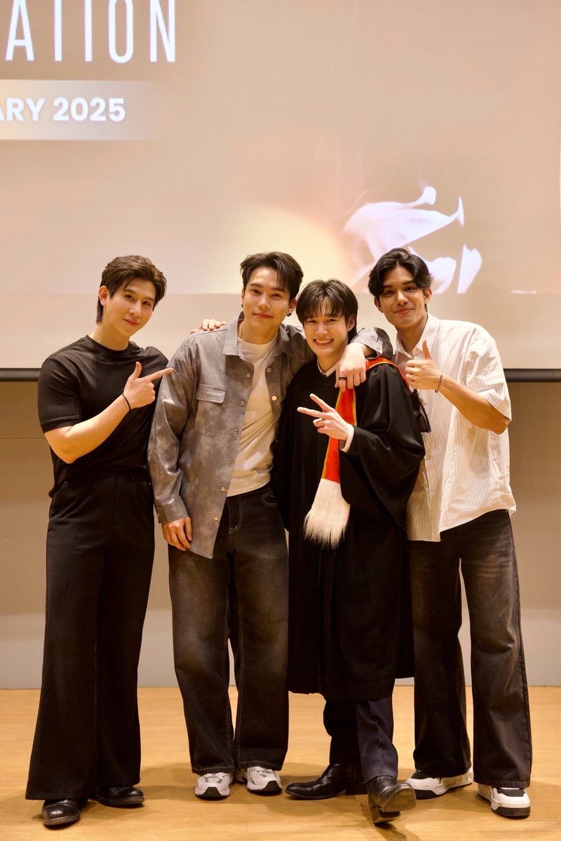 DomundiTV's tweet photo. NAT GRADUATION DAY 🎓

ครอบครัว DOMUNDI และแฟน ๆ มาร่วมแสดงความยินดีกับ “ณฐ” @natasittttt 💐✨
  
ขอขอบคุณแฟน ๆ ทุกคนที่ร่วมแสดงความยินดี ส่งกำลังใจและเดินทางมาเพื่อร่วมเป็นส่วนหนึ่งในการสร้างความทรงจำดี ๆ ไปพร้อมกันกับณฐในวันนี้ ขอให้ทุกคนเดินทางกลับโดยสวัสดิภาพนะคะ 🥰

#NatGraduationDay