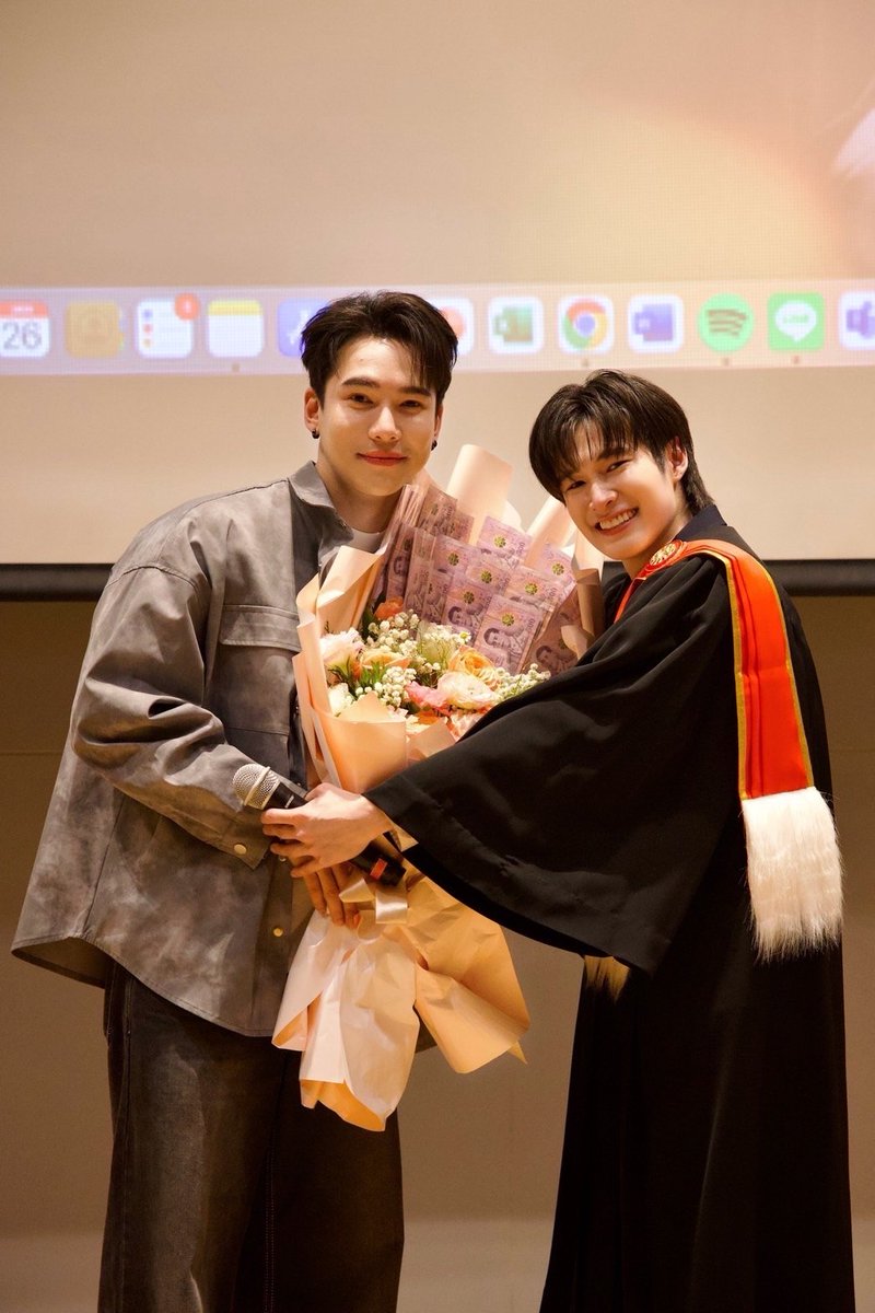 DomundiTV's tweet photo. NAT GRADUATION DAY 🎓

ครอบครัว DOMUNDI และแฟน ๆ มาร่วมแสดงความยินดีกับ “ณฐ” @natasittttt 💐✨
  
ขอขอบคุณแฟน ๆ ทุกคนที่ร่วมแสดงความยินดี ส่งกำลังใจและเดินทางมาเพื่อร่วมเป็นส่วนหนึ่งในการสร้างความทรงจำดี ๆ ไปพร้อมกันกับณฐในวันนี้ ขอให้ทุกคนเดินทางกลับโดยสวัสดิภาพนะคะ 🥰

#NatGraduationDay