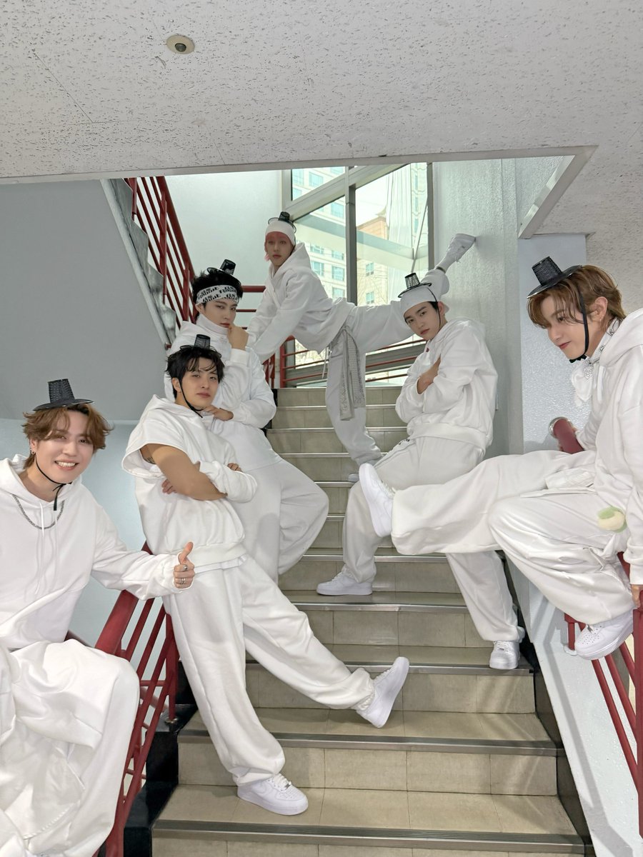 inquirerdotnet's tweet photo. THE ICONS, THE LEGENDS 💚

LOOK: Globally renowned South Korean supergroup GOT7 shares some behind-the-scenes snaps from its comeback stage on SBS Inkigayo today, Jan. 26. 

The seven-member group is currently pursuing promotional activities without Jackson, who is still in recovery after experiencing sudden chest pain while preparing for the show. | 📸: GOT7/X via @dnvrdelrosario

• READ RELATED STORY: https://t.co/meWIhA3A7U

#PYTHON #GOT7_PYTHON 
#WINTER_HEPTAGON 
#GOT7_WINTER_HEPTAGON