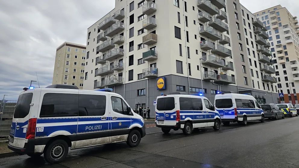 Neues Blutbad in einem mehrgeschossigen Mietshaus!
Das Schlachten geht weiter! In Berlin wurde eine Frau am Fahrstuhl abgestochen. Der Menschenschlachter wird mit Rettungswagen gehätschelt, er ist ja so traumatisiert. Die Frau ruht in der Leichenhalle. Sie starb in einem Wohnhaus