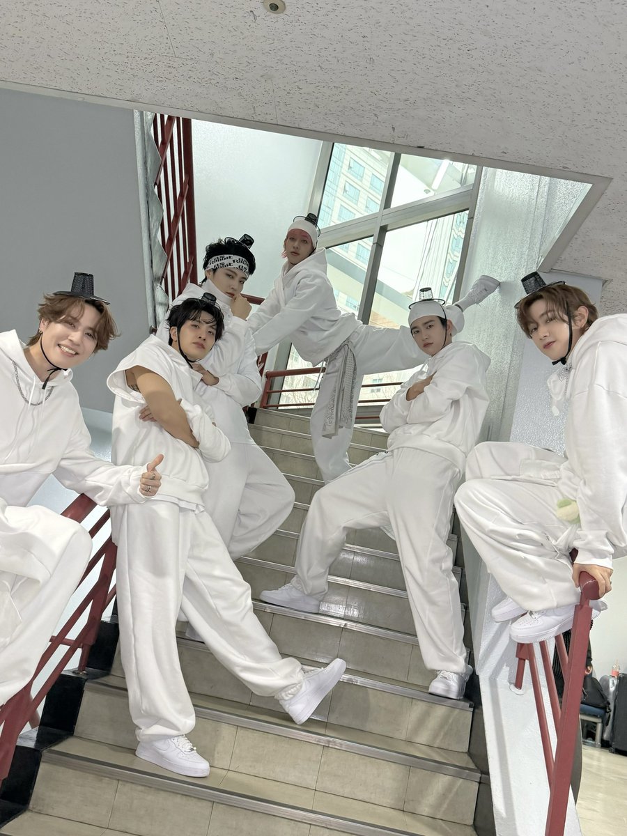 inquirerdotnet's tweet photo. THE ICONS, THE LEGENDS 💚

LOOK: Globally renowned South Korean supergroup GOT7 shares some behind-the-scenes snaps from its comeback stage on SBS Inkigayo today, Jan. 26. 

The seven-member group is currently pursuing promotional activities without Jackson, who is still in recovery after experiencing sudden chest pain while preparing for the show. | 📸: GOT7/X via @dnvrdelrosario

• READ RELATED STORY: https://t.co/meWIhA3A7U

#PYTHON #GOT7_PYTHON 
#WINTER_HEPTAGON 
#GOT7_WINTER_HEPTAGON