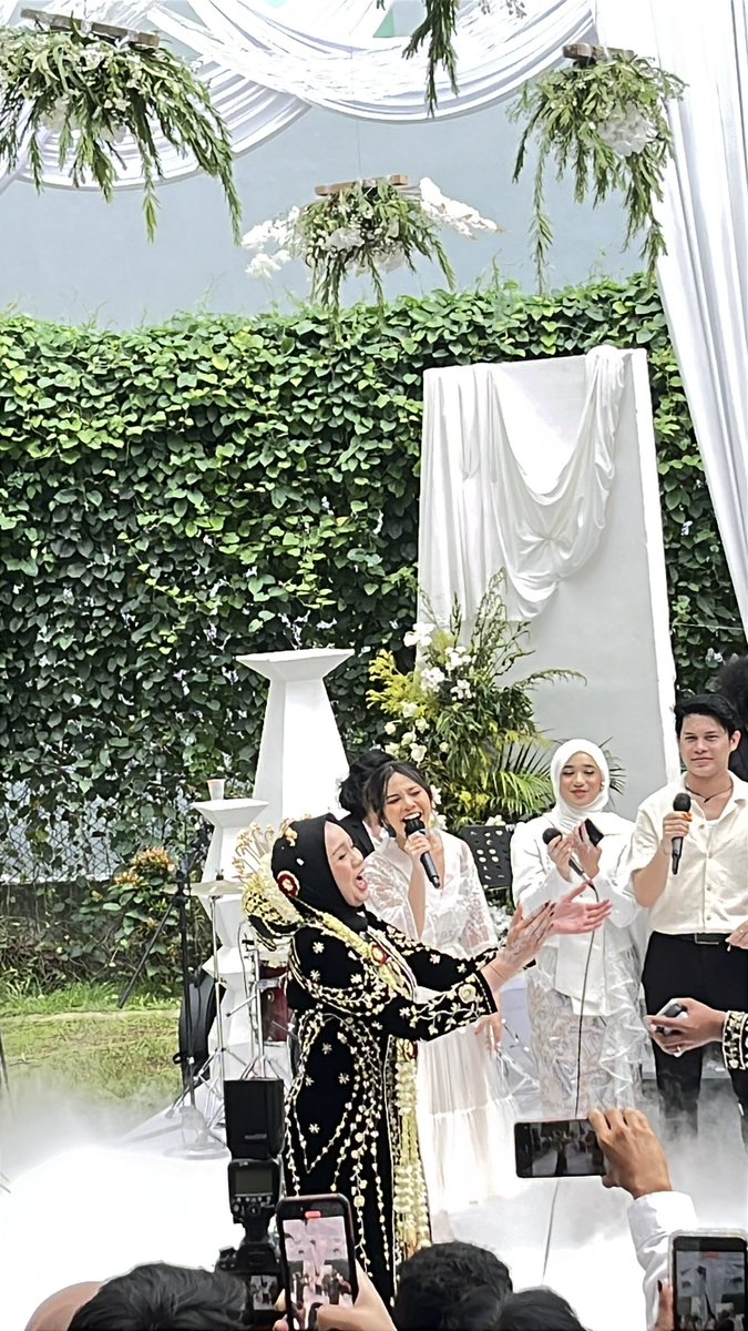 happiertsreja's tweet photo. Foto ini cukup menggambarkan si RONY happy diacara temennya, liat senyumnya aja maniss🙂 https://t.co/SsxNLJzgq7