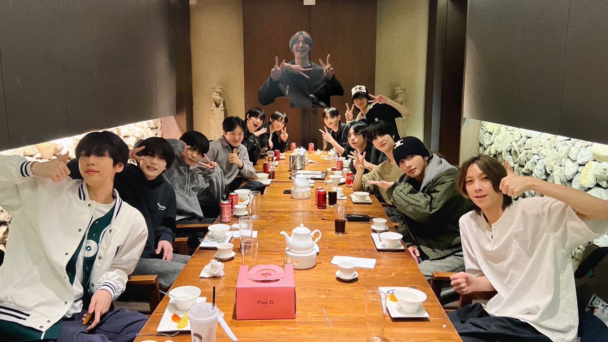 yfieee_'s tweet photo. Changsub with his GROOVE kids!!๐
Gijoong, Kenta, Gangdong, Jeongwoo, Park Han, Daeyun, Hanseo, Jaeho, Joohyung, Heejun and Sirin.
Kyungho is not there, so they edited his picture here.
Ahhh, theyโre so precious!! https://t.co/cNevMZbwJF