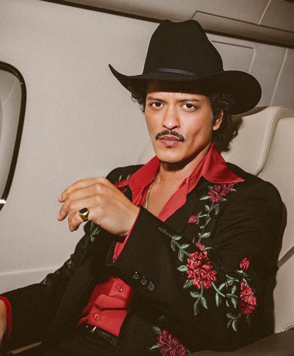 Bruno Mars now holds the record of having the two fastest songs to surpass 1 BILLION streams in Spotify history:

• Die with a Smile
• APT.
