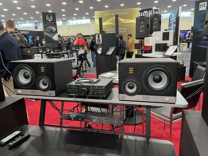 AYKubik's tweet image. Violectric und Lake People in the wild :-)
 Meet our gear on #Nammshow here at @@audeze_official and EVE Audio  
 #V590 #MC100 #violectric #lakepeople #eveaudio #audeze #toolsnottoys

 By OmniNexusMedia For Telegram and X    ift.tt/PskCcBn