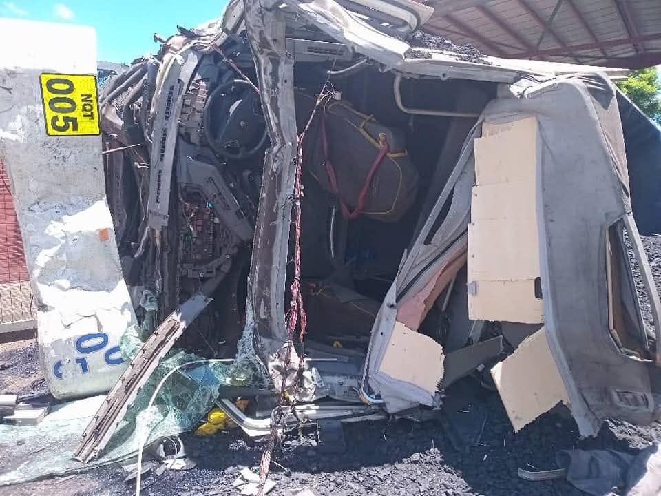 _ArriveAlive's tweet photo. A 32-ton truck allegedly experienced brake failure and crashed into 15 vehicles at the Oshoek Border Post between Eswatini and South Africa  https://t.co/STTGyN5jjn

#ArriveAlive #HorrificCrash #BrakeFailure #BorderPost #Eswatini #SouthAfrica https://t.co/PoObKRFOz2