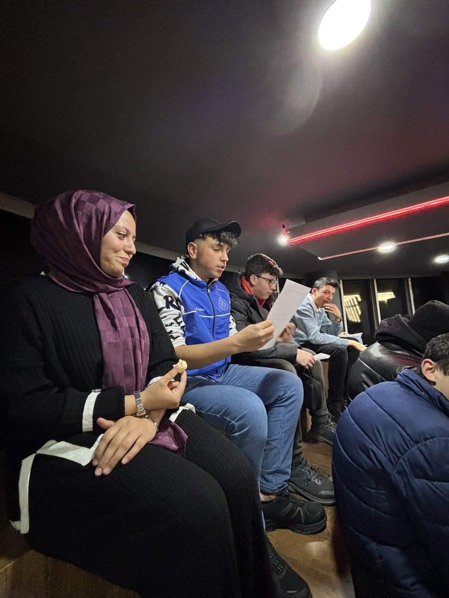 GSB_ErzurumGM's tweet photo. Miraç Kandilinde, gönüllülerimize külahta lokum ikram ettik. Ancak bu külahlar sadece tatlı bir ikram içermiyordu… 💖 Külağı açan her gönüllümüz, Miraç’ın müjdelerinden birini okuyarak bu güzel gecenin manevi atmosferini hissetti. 🌙 https://t.co/PI55f2k27M