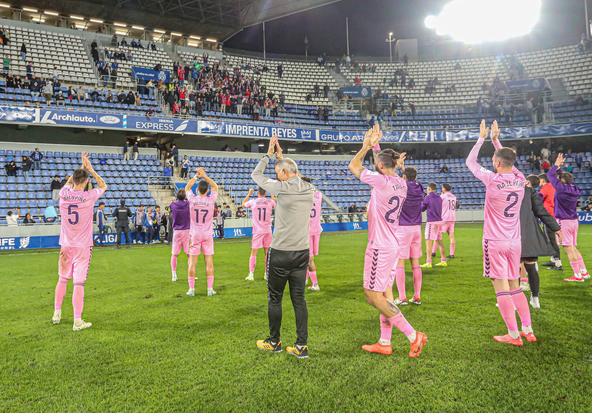 Los jugadores agradeciendo a su afición tras la victoria en Tenerife. Fuente: CD Eldense.