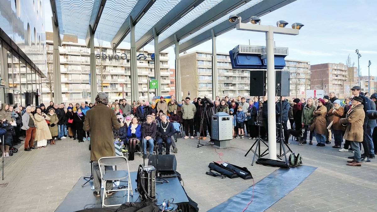 Indrukwekkende #holocaustherdenking met 200 belangstellenden bij het station in #Gouda. Met toespraken van o.a. rabbijn Asjer Waterman en burgemeester Pieter Verhoeve die afsloot met: Een zacht nieuw hard hebben we nu nodig! En was <a href="/mirjambikker/">Mirjam Bikker</a> aanwezig. #Auschwitz80 #holocaust