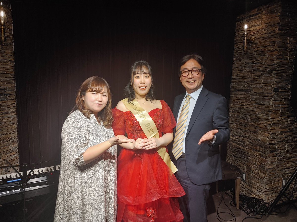 touchy61's tweet photo. 今夜は大井町イーラウンジで、ミュージカル俳優のおおたかもえさんのトーク&amp;ライブでした。２５歳になったお祝いのイベントでした。
明るいキャラクターが魅力的で、熱心なファンもいらっしゃいます。
伴奏はさくまゆきさん、ゲストは山崎一郎さんと響月祐介さんでした。 https://t.co/4uiO7PgaXT