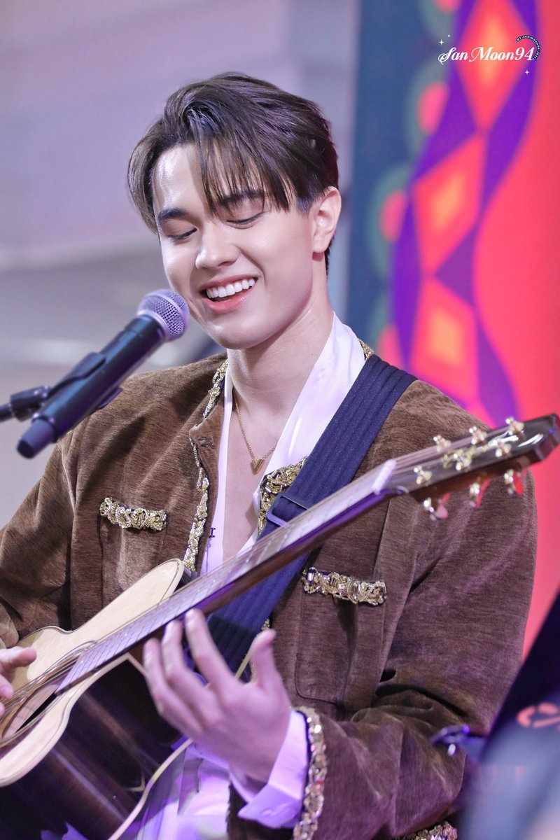 sanmoon948's tweet photo. [260125] ~  หล่อก็หล่อ ร้องเพลงก็เพราะ เล่นกีตาร์ก็เก่ง 👍

TheMallCNY x MIKEY

#TheMallLifestoreCNYxMikey
#ไมกี้ปณิธาน #mikepanitan https://t.co/SjiiobEEaq