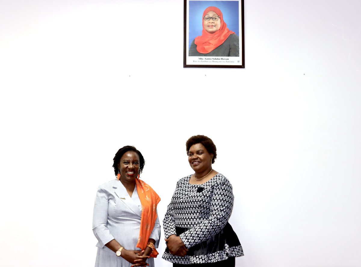 AfricaCDC's tweet image. The @AfricaCDC team is on the ground in #Tanzania, providing technical support to scale up #EOCs, enhance surveillance, and strengthen lab capacity to save lives.

We commend the leadership of @wizara_afyatz in the fight against #Marburg Virus Disease in #Kagera.