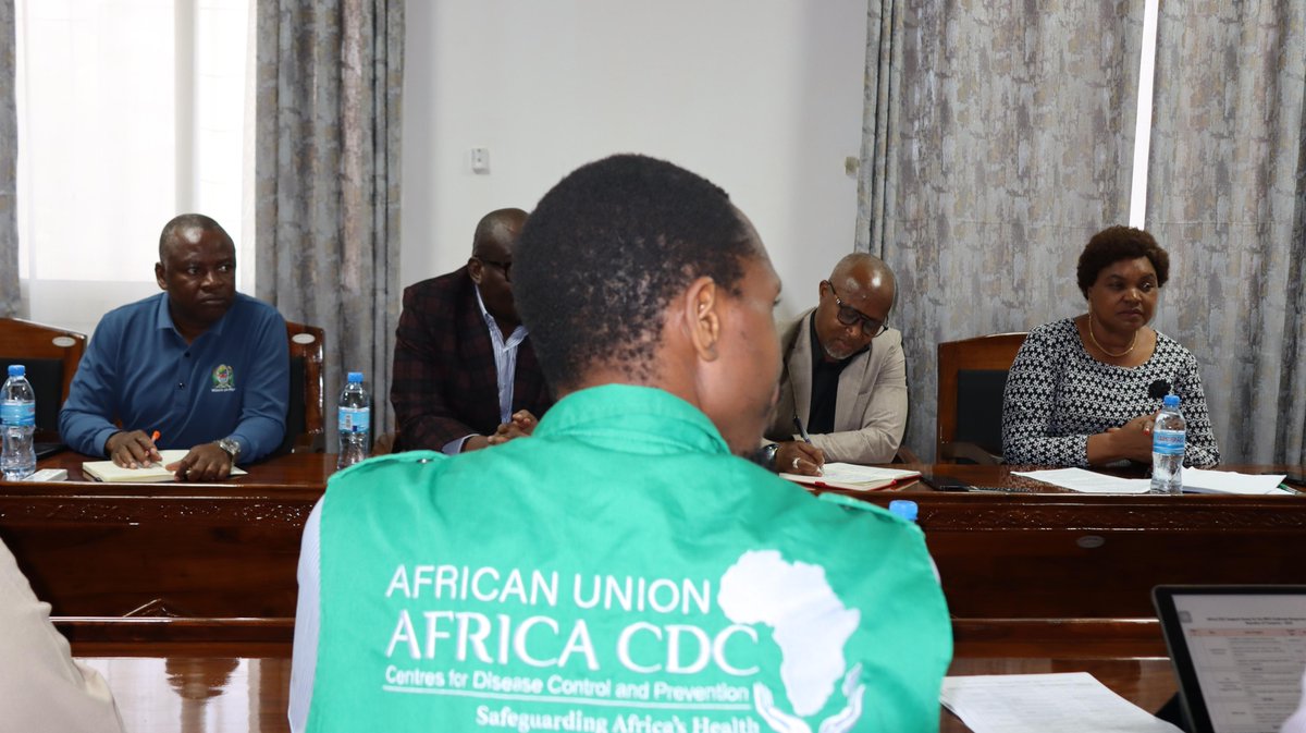 AfricaCDC's tweet image. The @AfricaCDC team is on the ground in #Tanzania, providing technical support to scale up #EOCs, enhance surveillance, and strengthen lab capacity to save lives.

We commend the leadership of @wizara_afyatz in the fight against #Marburg Virus Disease in #Kagera.