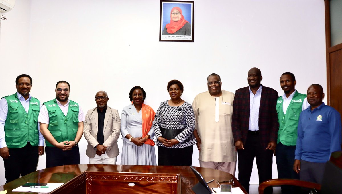 AfricaCDC's tweet image. The @AfricaCDC team is on the ground in #Tanzania, providing technical support to scale up #EOCs, enhance surveillance, and strengthen lab capacity to save lives.

We commend the leadership of @wizara_afyatz in the fight against #Marburg Virus Disease in #Kagera.