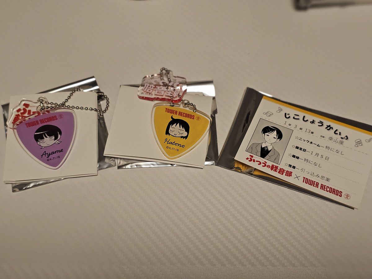 IsumiGt's tweet photo. タワレコのふつうの軽音部POP UPStoreに行ってきました！

ピック型アクリルチャームは
はとっち&amp;彩目ちゃんの
はーとぶれいく、ギタボ、ギターコンビ
自己紹介カードは厘ちゃん！

#ふつうの軽音部 https://t.co/IyzmUfKjO1