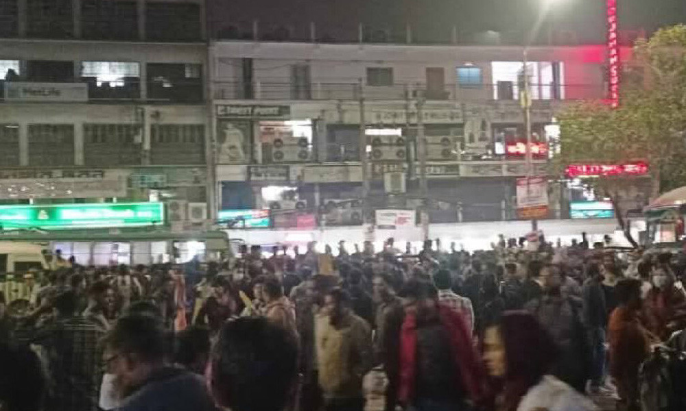 ৫ দাবিতে সায়েন্সল্যাব মোড় অবরোধ করেছেন শিক্ষার্থীরা