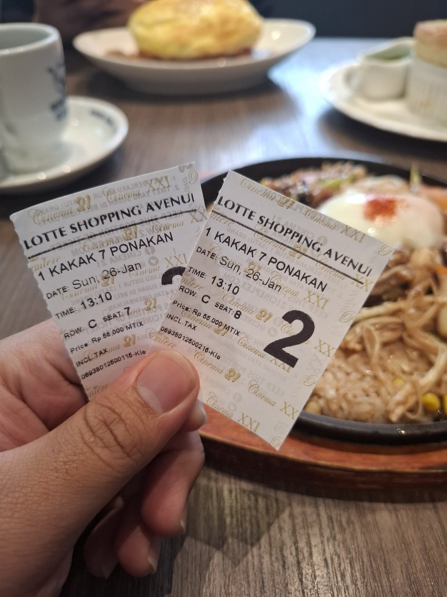 kesehariannn's tweet photo. #FreView 2D3Y, eh salah, 1K7P
[MINOR SPOILER ALERT]
Singkat saja, ini film rasa rollercoaster, gua sebagai penonton merasa dibawa naek turun naek turun, ketawa nangis ketawa nangis.  Scene favorit gua adalah di tempat kerja si Nina Nurdana @Freya_JKT48 dimana beneran awalnya- https://t.co/tNrxAqCabd