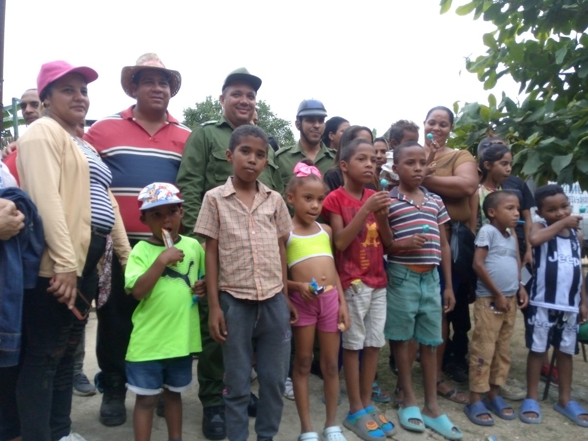 Los Educadores de #Contramaestre #SantiagoDeCuba junto a sus educandos y familia recuerda el compromiso con la #PatriaHonorLealtad