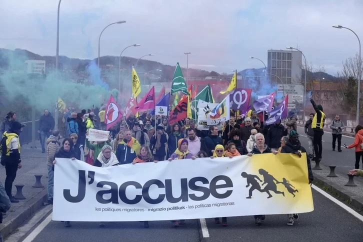 MediabaskInfo's tweet photo. Hendaye : 2 500 personnes dénoncent le délit de solidarité envers les migrants #jaccuse #migrants #solidarité
https://t.co/qY6edGWjDC https://t.co/9oWZ8h22tR