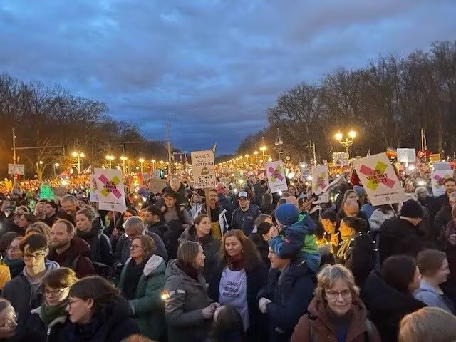 100.000 In Berlin, 20.000 in Köln, 10.000 in Halle - überall gehen Menschen gegen den Rechtsruck auf die Straße. Das ist so wichtig und macht Mut 💪
#stabilbleiben #keinbockaufnazis #fckafd