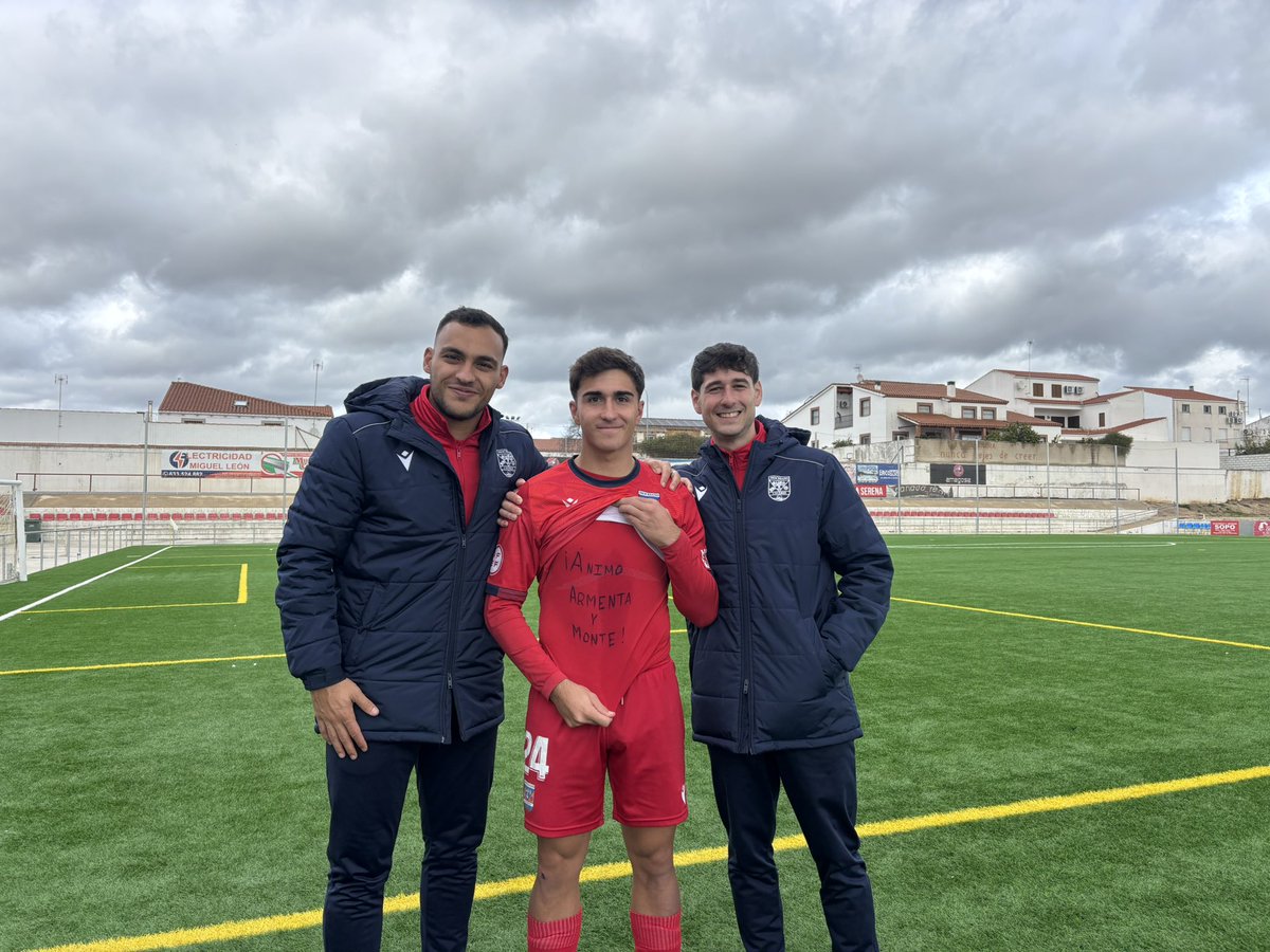 cddiocesano's tweet photo. Qué bonito gesto ha tenido @francastroramo4 con sus compañeros lesionados @jfdezarmenta y @monteluca22 ❤️💙 https://t.co/ggWsi7b8by