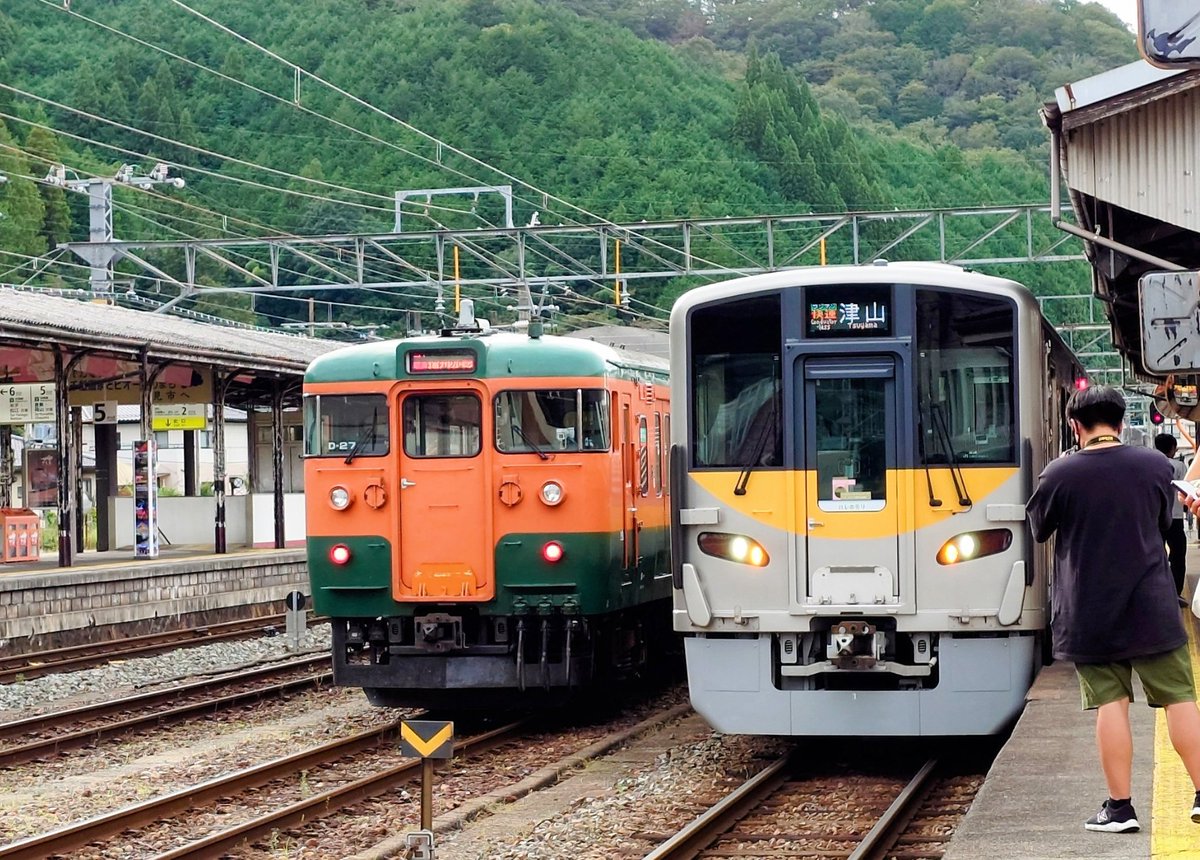 KuroloveTo's tweet photo. 新旧の名車両が集結して、貴重な時間でした～🥹
〇〇のはなしの、いつの日か山陰線での運行が再開したら、是非乗りたいですね～
#115系 #湘南色 #d27 
#DEC700 
#まるまるのはなし https://t.co/oyErEKZduy