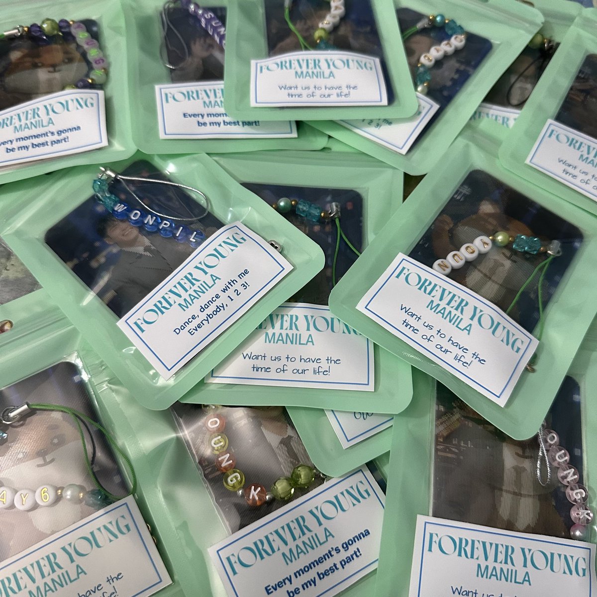 Ambroci38891465's tweet photo. DAY6 Forever Young in Manila freebies

- lenticular photocard and bead charm
- strictly 1:1
- random member

See you My Days! 🍀

#DAY6_3RD_WORLDTOUR_Manila
#DAY6inManila https://t.co/q3kNNW0gW0