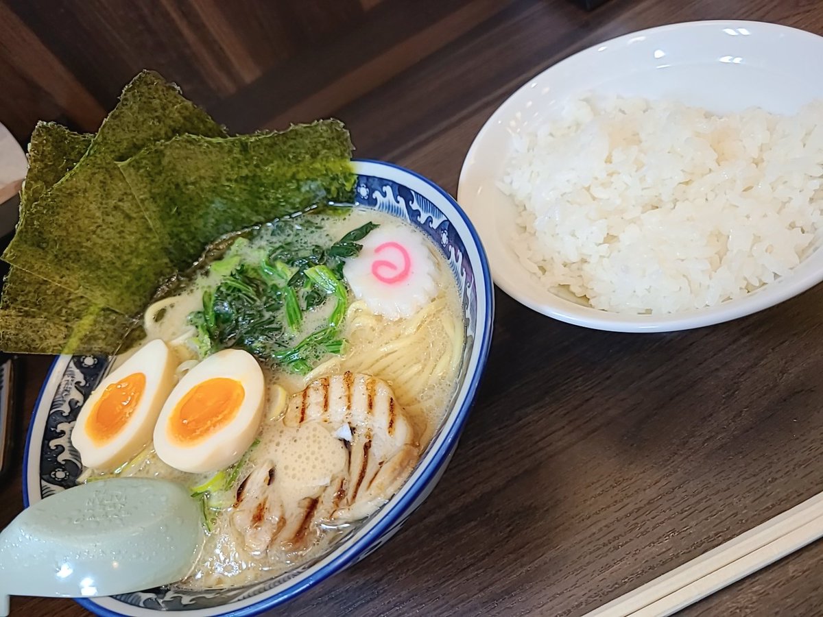 寒い夜はラーメンに限る～
、、、ってまさかの今年初ラーメンだ‼️
染みる～～✨
お米はデフォで😉✨
 #らーめん