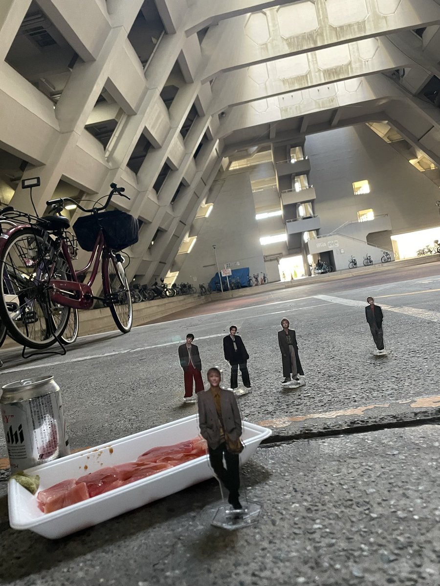 2kaminion2's tweet photo. 聖地巡礼✨
TAKE IT BACKの場所でまぐろの刺身を食すメンバーの図🤭❣️
Damn it！のロケ地からのBack To The Futureのロケ地✨
そしてロクメン学園でゴチ企画していた十勝屋さんで締めくくり❣️
１日が濃厚すぎて本当楽しかった🤭❣️

#Da_iCE
#聖地巡礼
#Damn_it
#Back_To_The_Future
#十勝屋 https://t.co/FL60CYrTkS