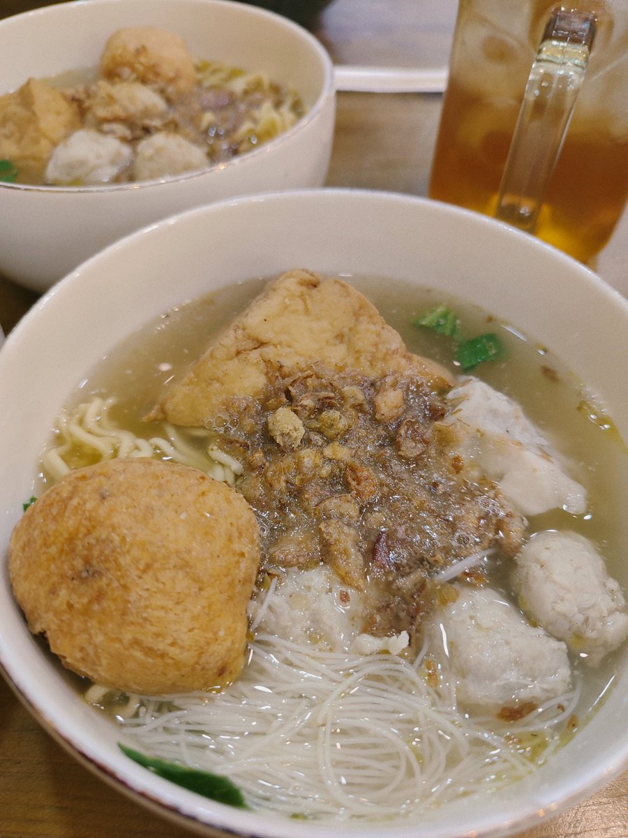 fridaputri's tweet photo. #WeekendBerkuah ditemani dengan Bakwan Malang/Bakso Malang setelah berbelanja kebutuhan sore ini!
Aaaah sumpah kalian harus pakai bangettt cobain Bakwan Malang 99 tepatnya di Mall Bassura City lantai paling bawah! Wanginyaaa semerbakk sekali dan bikin kepikiran setiap lewat 😌 https://t.co/bxCjKsBWJp