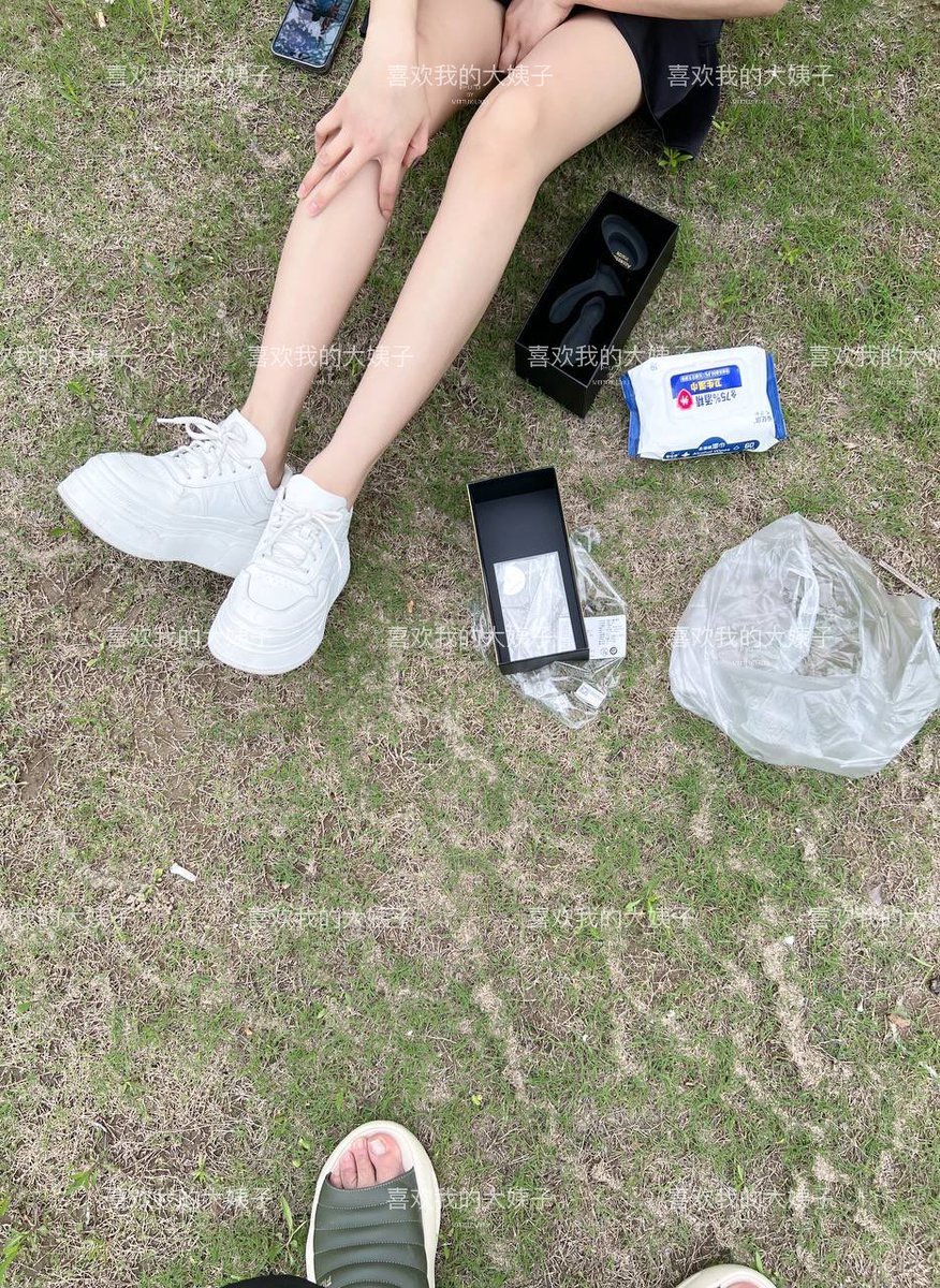 受推特的影响，那个时候马斯克还没收购推特呢，哈哈，还没走改名叫X
还是喜欢twitter 🟰小蓝鸟
时间2023年6月3日，也是第一次带老婆在外面，在我的百般请求下，那个时候的老婆出门基本上都是休闲装，老粉丝应该有印象
和老婆第一次在公园塞入跳蛋 https://t.co/K0V1vjZ8MW