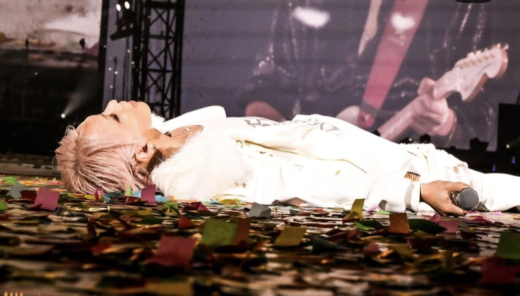 ILmusicandpeace's tweet photo. あんなに素晴らしい歌を歌える人なのに、自分に贈られる幾分拙い歌声を喜んで、大事に受けとめてくれたんだと思うと嬉しい。
音楽って素敵だね。
 #hyde誕生祭 https://t.co/MHQj4RWgXP