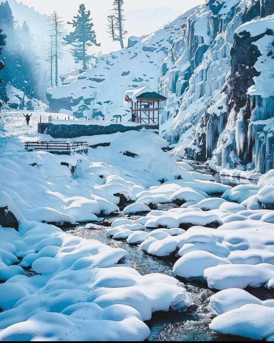 FunTime_Travels's tweet photo. 🍁While visiting Kashmir, lot of people miss this gem🍁
📍Drung Waterfall Tangmarg 
#tangmarg #Kashmir #kashmirbeauty #kashmirtourism #snowfallinkashmir https://t.co/xeasv0DzgC