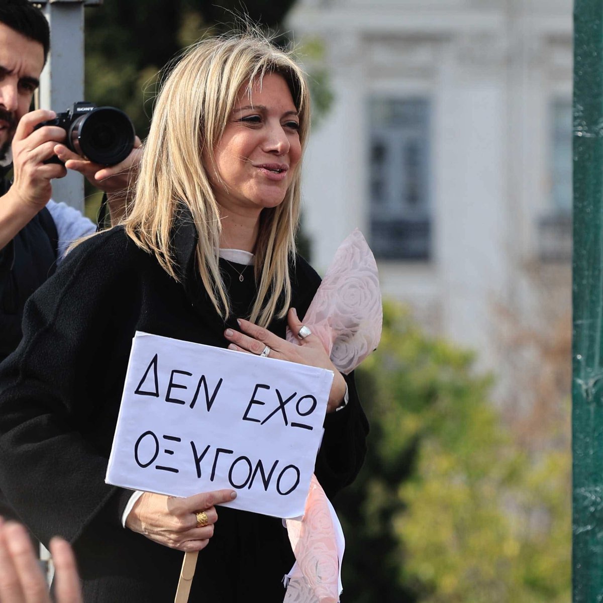 Αυτή τη μάνα ρε νομίζετε ότι θα λυγισετε; Αυτήν που άκουσε το παιδί της να περιμένει να πεθάνει και στέκεται στα πόδια της; Θα σας εξαφανίσει. Και εμείς θα μαστε δίπλα της!