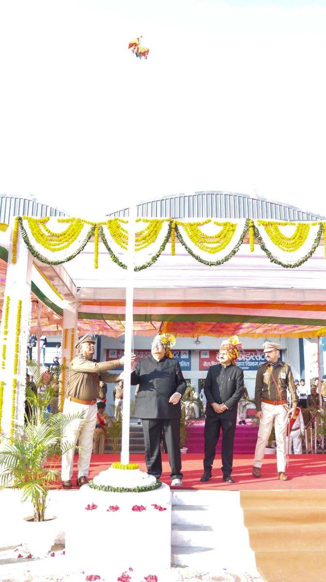 RatlamCollector's tweet photo. #Ratlam जिले में #गणतंत्र_दिवस उत्साह एवं हर्षौल्लास के साथ मनाया गया। देशभक्ति से परिपूर्ण आयोजन हुए।
नेहरू स्टेडियम में आयोजित कार्यक्रम में मुख्य अतिथि के रूप में प्रदेश के @minmpmsme मंत्री श्री @ChetanyaKasyap ने झण्डावंदन कर परेड की सलामी ली।
#RepublicDay2025
#RatlamDM https://t.co/zF6qL5EWWA