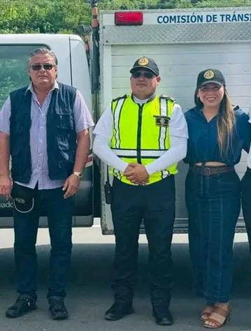 Tendenciasx_ecu's tweet photo. "Salinas"

Porque en la playa de Chipipe en Salinas, Santa Elena, sicarios asesinaron al coronel de la CTE Ronald Patricio Garcino y otra persona más. El ataque deja 3 heridos

#Salinas #CTE #SantaElena #Chipipe https://t.co/pwVEM2Bz9j