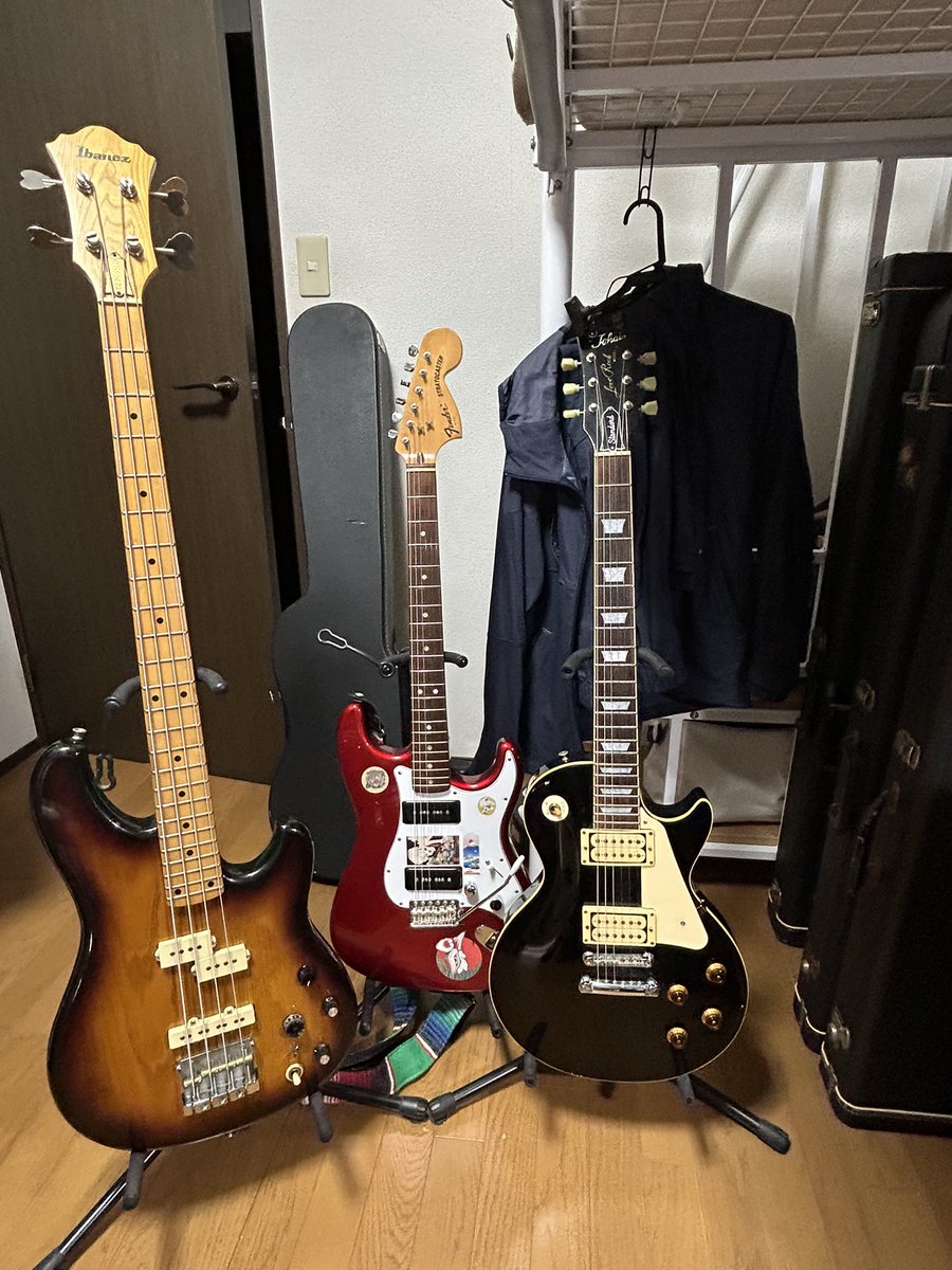 Hop2018hoP's tweet photo. 今日は一度ボツにし��曲を練り直し。
宅録作業の1日。
本日の使用したギターとベース。
全てMade in Japan。
Guitar Tsuzu https://t.co/tM3TbugMIZ