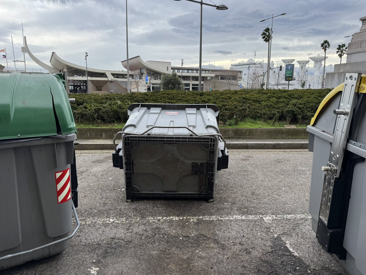 Problemas que se arreglarían con lastre. Le metes 100L de agua a los contenedores en el culo y no salen volando cuando están vacíos y hace viento… 

Si los contenedores no vuelcan, no se rompen tanto… y todo manteniendo el mismo diseño para que no haya que cambiar de camiones.