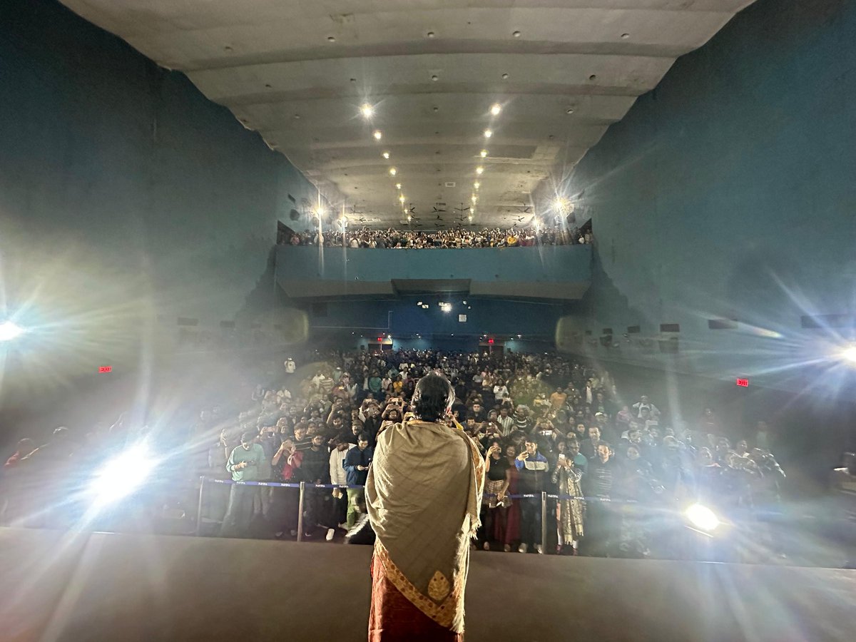 srijitspeaketh's tweet photo. জনতার হাতে হাতে ঘোরো তুমি নিশানের মত
দাবির নিশান হয়ে দুলে ওঠো তুমি হাতে হাতে
হাতের মুঠোয় হও চিৎকার প্রতিবাদ যত
চির প্রতিরোধ হয়ে থাকো তুমি আমার বরাতে...

#Housefull #Navina #ShotyiBoleShotyiKichhuNei https://t.co/cBCoqZpZMg