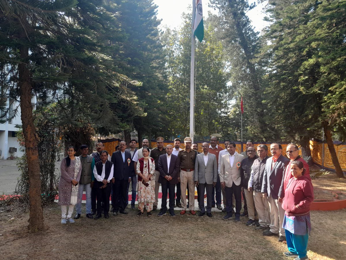 hec_ltd's tweet photo. #76RepublicDay was celebrated with great fervour across all the plants and HQ at #HEC 
Sh A K Singhal, Dir(Mktg) &amp; Sh B S Garg, Dir(Prod) unfurled the flag at HQ and HMBP resp. in the presence of senior officers and other employees. #RepublicDay2025 #RepublicDayCelebration https://t.co/F2BJeq9CPc