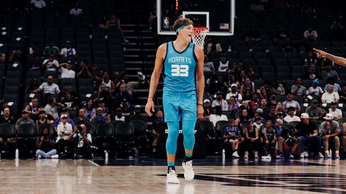 Todobasketsp's tweet photo. Jake Stephens en la órbita del @caja87basket ❤️💚 #caja87. 
Jugador extracomunitario 🇺🇸, con experiencia G-League ( Strockton Kings y Capital City Go-Go). 
Todo apunta que podría salir cortado en breve desde @OBRADOIROCAB. 🔜 direccion 📍Sevilla. https://t.co/FOtIYaUVWZ