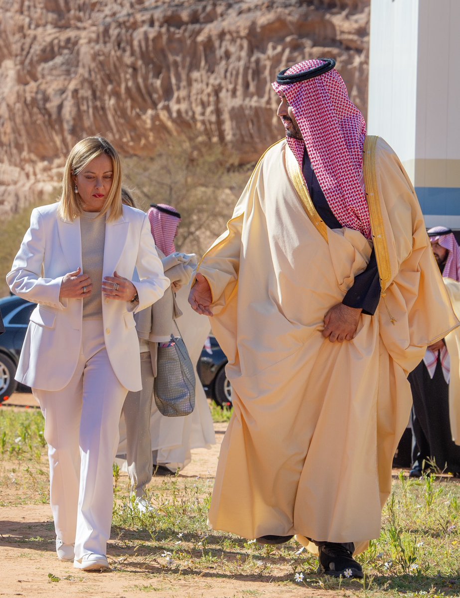 Bandaralgaloud's tweet photo. سمو سيدي  #ولي_العهد يستقبل في المخيم الشتوي في #العلا دولة رئيسة الوزراء في الجمهورية الإيطالية.
#رئيسة_الوزراء_الإيطالية_بالعلا https://t.co/kMTn7dUG1T