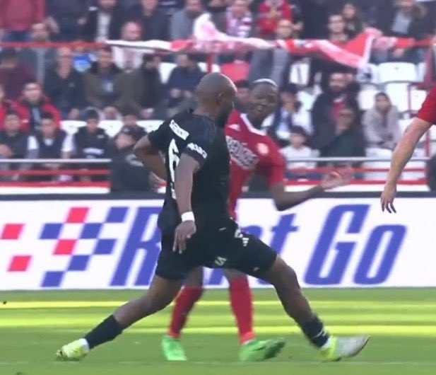newbesiktas's tweet photo. Ligin özetini açıklayan 2 görsel; 

1- Ahmed kutucu rakibin ayağına basıyor 2. sarı kart verilmiyor.

2- Musrati rakibin ayağına değmiyor ama tereddütsüz sarı kart veriliyor https://t.co/RQvXnNSQUd