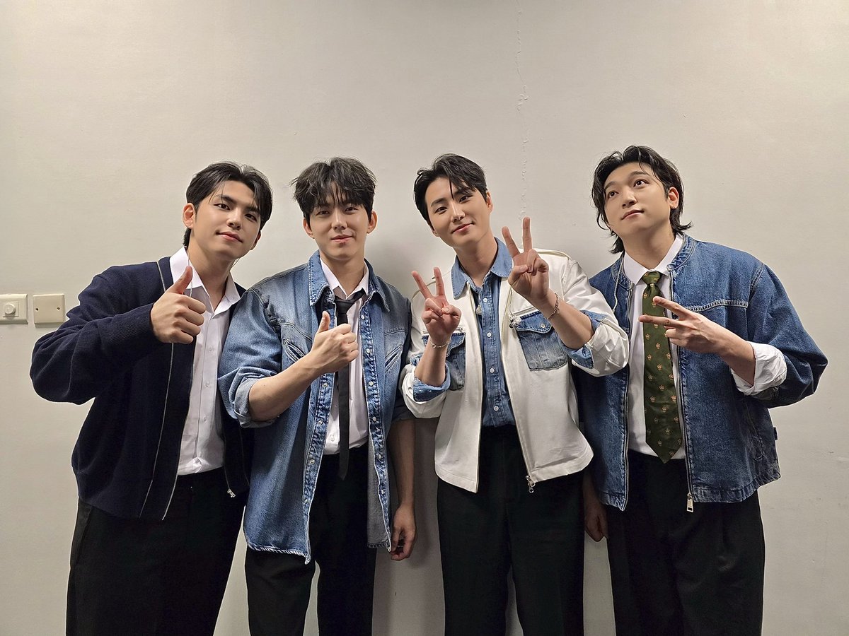 [ #DAY6_BEHIND ]

오늘 무대도 감탄 데잔치 🩵
𝒮𝒲ℰℰ𝒯한 마이데이 합창단 덕분에
더 완벽했던 홍콩 막콘!

=

Today’s stage was breathtaking 🩵
The 𝒮𝒲ℰℰ𝒯 My Day Choir made
Hong Kong’s final show perfect!

#DAY6 #데이식스
#DAY6_3RD_WORLDTOUR
#FOREVER_YOUNG
#Band_Aid
#녹아내려요