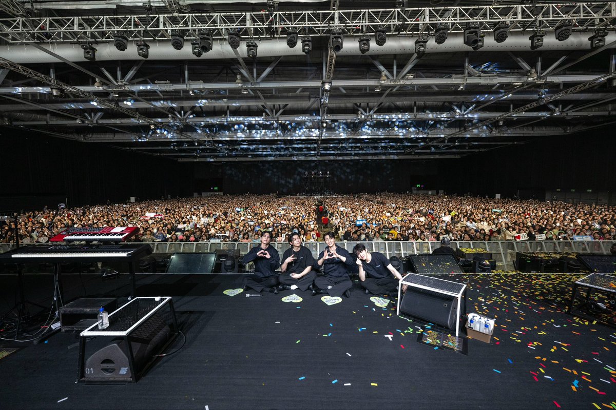 day6official's tweet photo. [ #DAY6_BEHIND ]
⠀
3RD WORLD TOUR <FOREVER YOUNG> in 
#HONGKONG

DAY6에게 My Day는 네잎클로버.
가장 큰 행운, 그 자체예요 ♥ 🍀

=

To DAY6, My Day is a four-leaf clover.
our greatest luck ♥ 🍀

#DAY6 #데이식스
#DAY6_3RD_WORLDTOUR
#FOREVER_YOUNG
#Band_Aid
#녹아내려요 https://t.co/dTzY870Xdr
