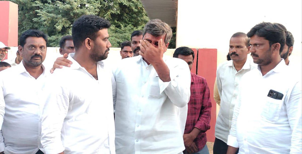 Swathireddytdp's tweet photo. అనంతపురం....

 తోపుదుర్తి మహేష్ రెడ్డి మరణం వెనుక చాలా అనుమానాలు ఉన్నాయి

 ధర్మవరం నియోజకవర్గ ఇన్చార్జి పరిటాల శ్రీరామ్ 

 రైలు పట్టాలపై అనుమానాస్పదంగా కనిపించిన తోపుదుర్తి మహేష్ రెడ్డి 

 అనంతపురం సర్వజనాస్పత్రిలో మహేష్ మృతదేహానికి నివాళులర్పించిన శ్రీరామ్ 

 మహేష్ తల్లిదండ్రులను ఓదార్చిన పరిటాల శ్రీరామ్

 2019 తర్వాత తోపుదుర్తి మహేష్ రెడ్డి నా దగ్గరికి వచ్చాడు 

 ఈ కారణంతో మాజీ ఎమ్మెల్యే తోపుదుర్తి ప్రకాష్ రెడ్డి సోదరులు చాలా ఇబ్బందులు పెట్టారు 

 భూముల విషయంలో లేని సమస్యలు సృష్టించారు

 అక్రమ కేసులు పెట్టి.. నా పేరు చెప్పాలని బాగా కొట్టారు 

 కానీ వాటన్నింటినీ మహేష్ రెడ్డి ధైర్యంగా ఎదుర్కొన్నాడు

 కానీ ఈరోజు ఆత్మహత్య చేసుకున్నాడని చెప్పడం సరైంది కాదు

 ఈ మరణాన్ని తప్పుదోవ పట్టించే ప్రయత్నం చేస్తున్నారు

 గత కొన్ని రోజులుగా ప్రకాష్ రెడ్డి సోదరుడు రాజారెడ్డి బెదిరింపులకు దిగాడు

 మహేష్ రెడ్డి తో పాటు వారి తల్లిదండ్రులను కూడా బెదిరించాడు

 ఈ క్రమంలో మహేష్ రెడ్డి మరణం చాలా అనుమానాలకు తావిస్తోంది 

 దీనిపై ఉన్నత స్థాయి విచారణ జరగాలి

 మహేష్ రెడ్డి మరణం తోపుదుర్తి గ్రామం తో పాటు నియోజకవర్గంలోని అందర్నీ కలిచి వేసింది

 ఈ ఘటన వెనుక అసలు కారణాలను పోలీసులు బయటపెట్టాలి

 దీనికోసం ఎంత దూరమైన వెళ్తాం