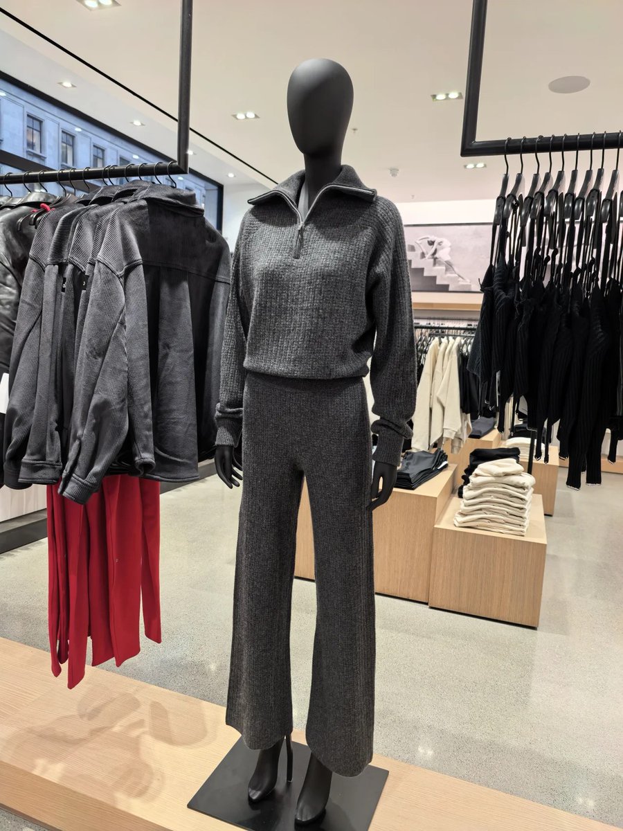 SultanAngger's tweet image. Stepping into effortless style and cozy vibes! ✨