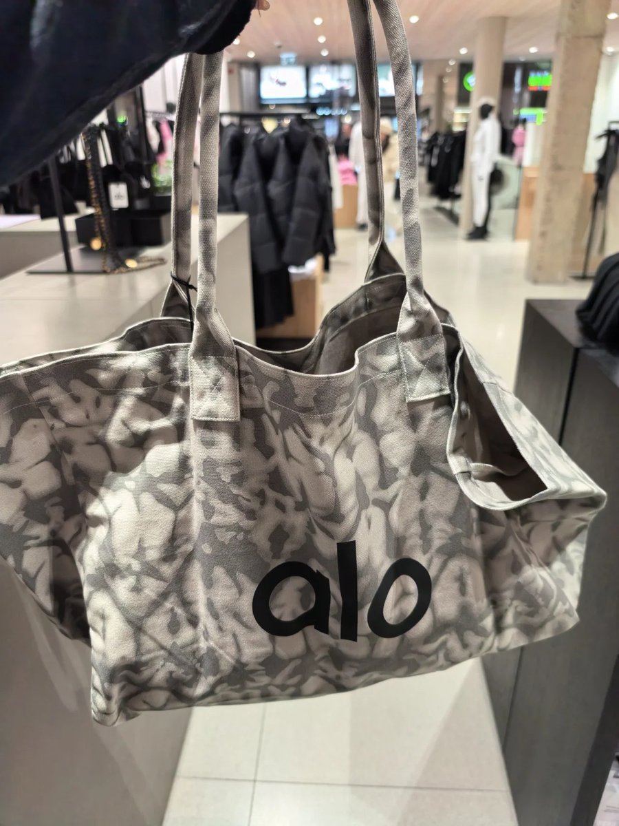 SultanAngger's tweet image. Stepping into effortless style and cozy vibes! ✨