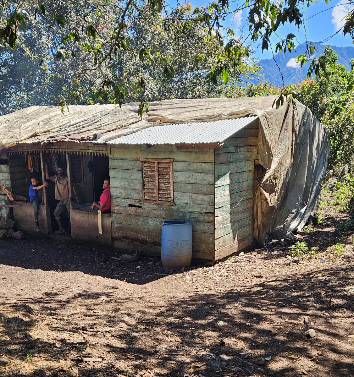 Esa gente que le brinda su cafecito a uno en los montes sin siquiera conocernos, Dios los bendiga mucho.