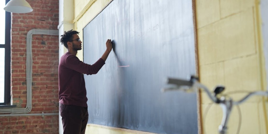 RAEinforma's tweet image. Consultas de la semana | ¿Cuáles son las preposiciones del español?

Hoy suele entenderse que las preposiciones del español son estas:

a, ante, bajo, cabe, con, contra, de, desde, durante, en, entre, hacia, hasta, mediante, para, por, según, sin, so, sobre, tras, versus, vía.